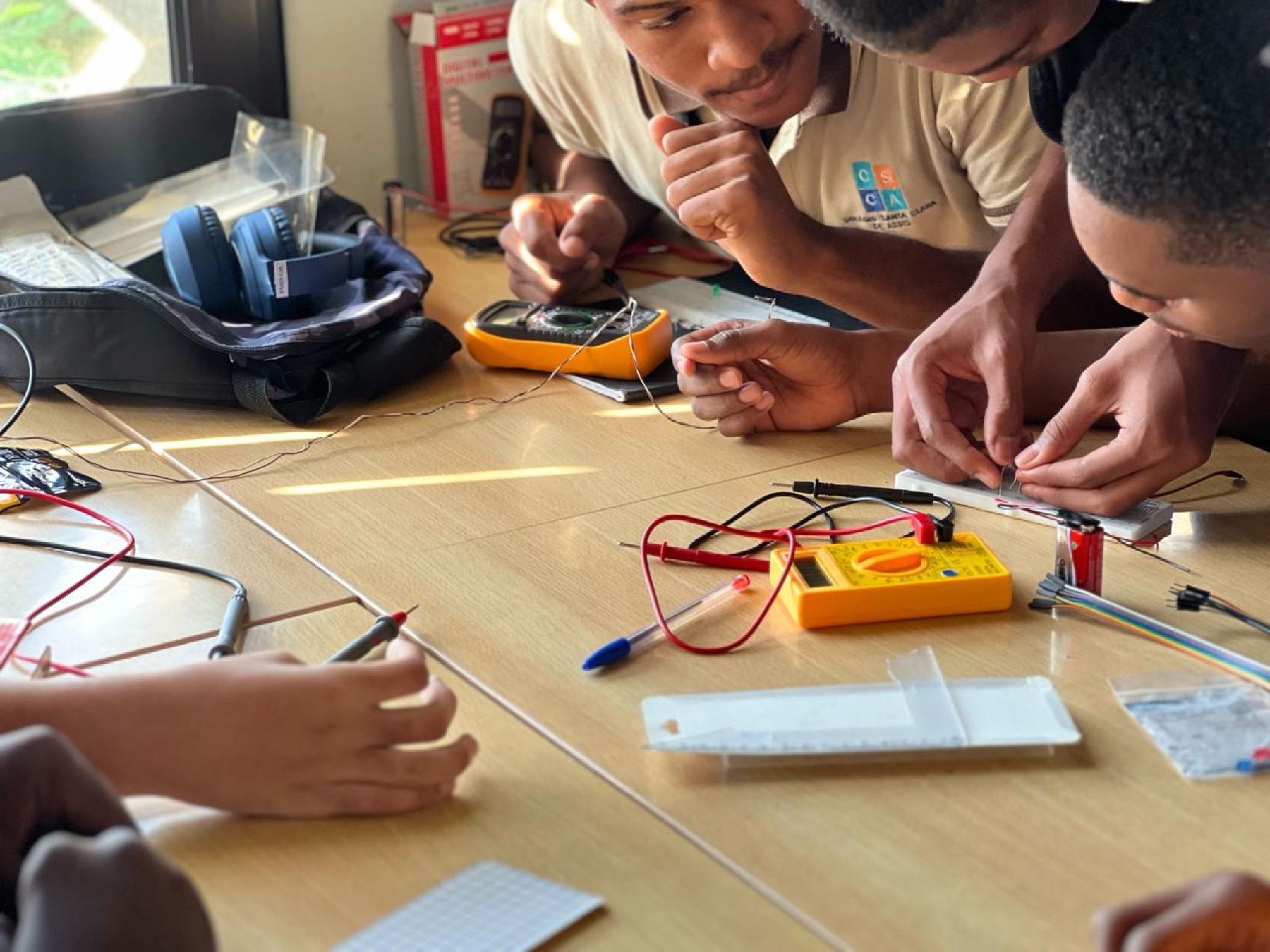 Curso Técnico de Electrónica e Telecomunicações — Colégio Santa Clara de Assis
