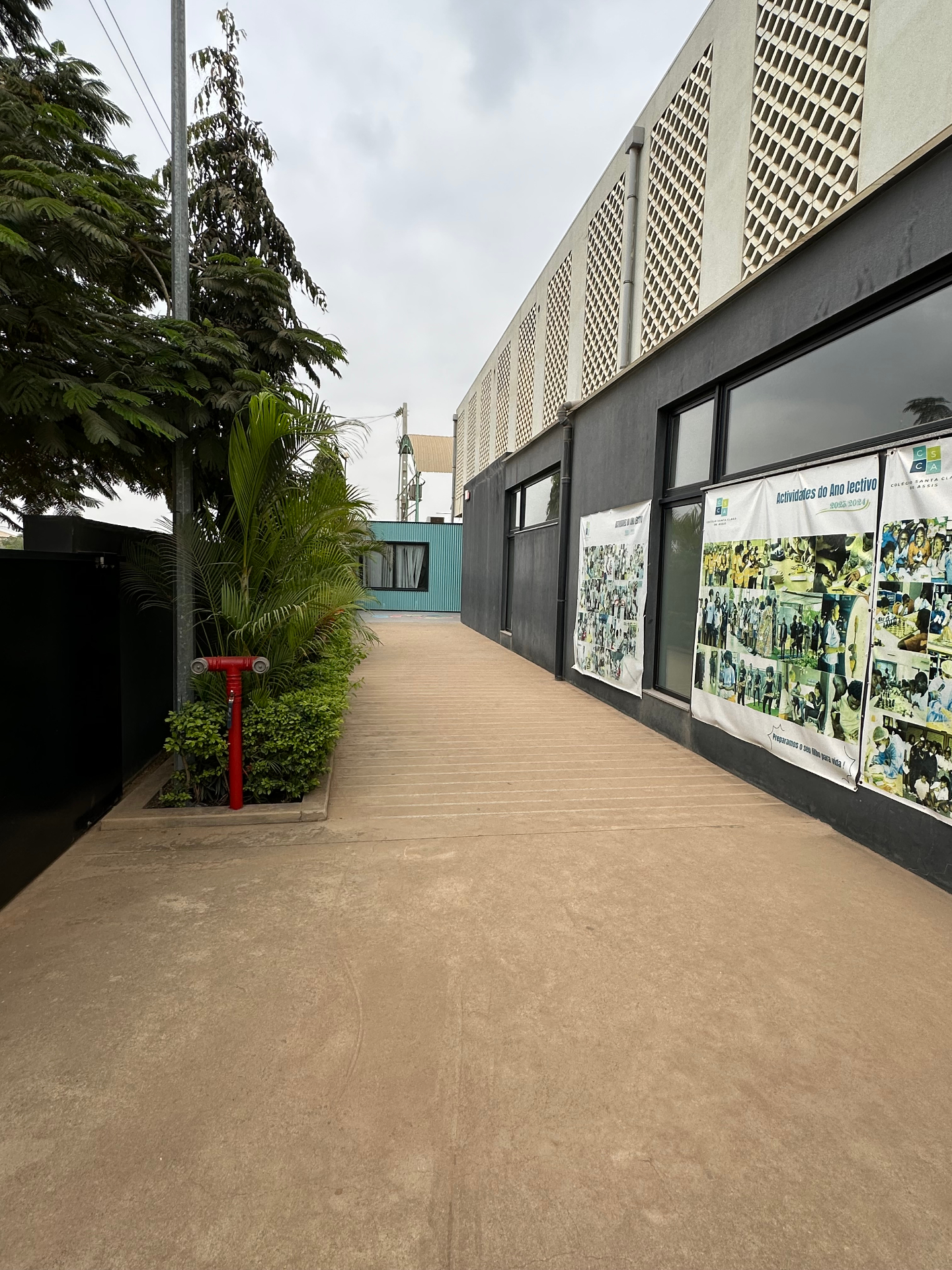 Corredor exterior do CSCA com banners das actividades do ano lectivo 2023/2024
